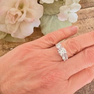 Vintage Avon 3 Stone CZ Bridal Style Ring Raised Setting Silver Tone Size 7 379